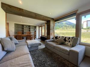Posezení v ubytování Ski in-Ski out! Spacious & Stylish Apartment for 8 in the heart of Lavachet