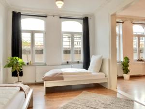 sypialnia z 2 łóżkami i 2 oknami w obiekcie Golden Deer Apartment - 3 Schlafzimmer - Zentrum - 92m² w Hanowerze