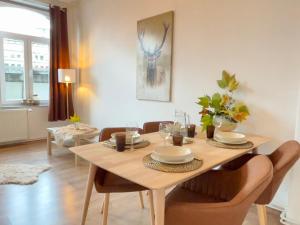 jadalnia ze stołem z krzesłami i jadalnią w obiekcie Golden Deer Apartment - 3 Schlafzimmer - Zentrum - 92m² w Hanowerze