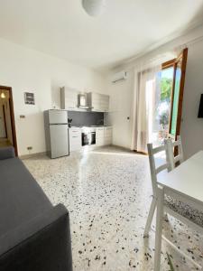 a living room with a couch and a kitchen at Appartamento Stella in Empoli