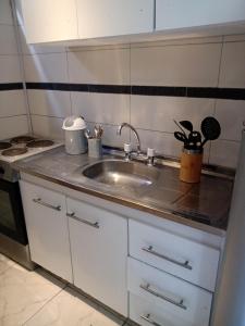 cocina con fregadero y fogones en Departamento dos ambientes Belgrano R en Buenos Aires