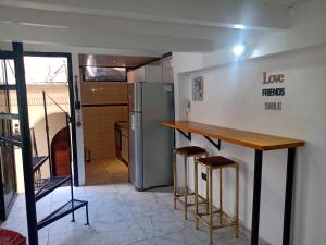uma cozinha com um balcão e um frigorífico em Departamento dos ambientes Belgrano R em Buenos Aires