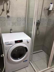 y baño con ducha y lavadora. en Jelen, en Zlatibor