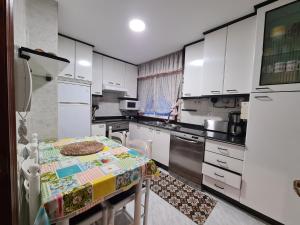 Kuchyňa alebo kuchynka v ubytovaní Casa Campelo - APTO Playa de Rodeira Cangas, Garaje y WiFi gratis