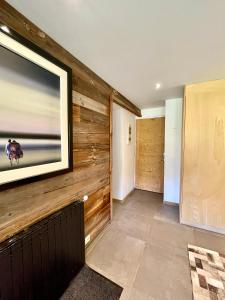 TV a/nebo společenská místnost v ubytování Ski in-Ski out! Spacious & Stylish Apartment for 8 in the heart of Lavachet