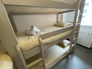 Postel nebo postele na pokoji v ubytování Ski in-Ski out! Spacious & Stylish Apartment for 8 in the heart of Lavachet