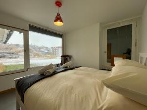 Postel nebo postele na pokoji v ubytování Ski in-Ski out! Spacious & Stylish Apartment for 8 in the heart of Lavachet