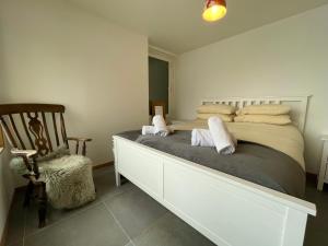 Postel nebo postele na pokoji v ubytování Ski in-Ski out! Spacious & Stylish Apartment for 8 in the heart of Lavachet