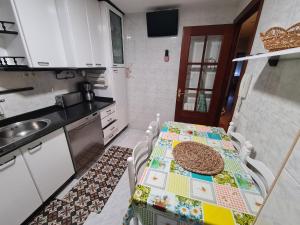 Kuchyňa alebo kuchynka v ubytovaní Casa Campelo - APTO Playa de Rodeira Cangas, Garaje y WiFi gratis