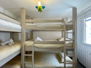 Postel nebo postele na pokoji v ubytování Ski in-Ski out! Spacious & Stylish Apartment for 8 in the heart of Lavachet