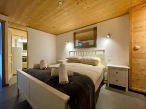 Postel nebo postele na pokoji v ubytování Ski in-Ski out! Spacious & Stylish Apartment for 8 in the heart of Lavachet