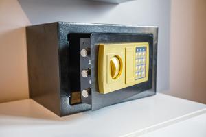 uma caixa com um interruptor amarelo numa parede em Apartament Książęcy przy Pałacu - klimatyzacja em Zagań