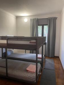 Zimmer mit 2 Etagenbetten und einem Fenster in der Unterkunft Casa en el campo in Ventalló