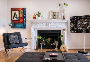 uma sala de estar com lareira e sofá em Art Haven: Immersive Art Stay em Denton