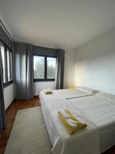 ein Schlafzimmer mit einem großen Bett mit zwei Handtüchern darauf in der Unterkunft Casa en el campo in Ventalló
