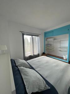 ein Schlafzimmer mit einem großen Bett und einem Fenster in der Unterkunft Casa en el campo in Ventalló