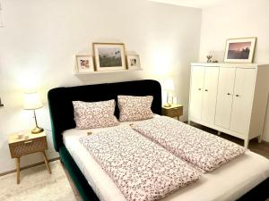 1 dormitorio con 1 cama grande y 2 mesitas de noche en Ferienwohnung Saunahaus, en Annaberg im Lammertal