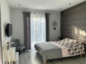 een slaapkamer met een bed en een raam bij Les Chopinettes in Saint-Prix