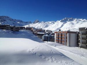 Ski in-Ski out! Spacious & Stylish Apartment for 8 in the heart of Lavachet v zimě