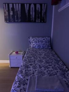 Een bed of bedden in een kamer bij Fin Villa nära insjön Burtäsket