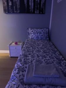 Ένα ή περισσότερα κρεβάτια σε δωμάτιο στο Fin Villa nära insjön Burtäsket