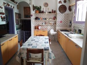 eine Küche mit einem Tisch und einem Tischtuch darauf in der Unterkunft casa miglio in Marina di Pietrasanta