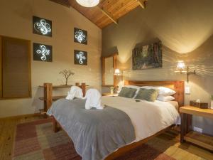 雷因恩道尔克里夫汗格尔小屋酒店的卧室里有一张大床，床单和枕头都是白色的 更多1张照片