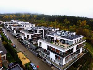 een luchtzicht op een groot wit gebouw bij Apartament SZWEDZKA z duzym 30m Tarasem i garażem podziemnym in Kielce