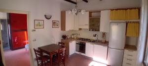 ボローニャにあるPanigale90の白いキャビネットとテーブル付きのキッチンが備わります。 +10枚の写真