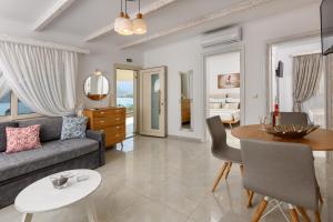 ein Wohnzimmer mit einem Sofa und einem Tisch in der Unterkunft Villa Niti in Chrisi Ammoudia