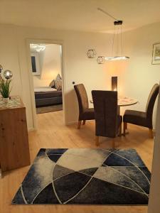 ein Wohnzimmer mit einem Tisch und Stühlen sowie ein Schlafzimmer in der Unterkunft Ferienwohnung Rheinsteig in Boppard