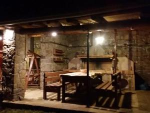 En restaurant eller et andet spisested på Παραδοσιακή πέτρινη κατοικία στην Βλάχα Ελάτης