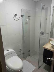een badkamer met een douche, een toilet en een wastafel bij Aparta-estudio dotado para estrenar in Bogota