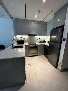 Kuchyň nebo kuchyňský kout v ubytování Stunning 1 bedroom in Binghatti, Burj Khalifa view