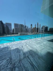 Bazén v ubytování Stunning 1 bedroom in Binghatti, Burj Khalifa view nebo v jeho okolí