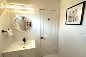 Ένα μπάνιο στο Exquisite, bright & modern condo. +15 φωτογραφίες