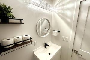 Gallery image of Exquisite, bright & modern condo. in Niagara Falls