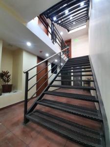 een trap in een gebouw met trapleuning bij Mi casa in Latacunga