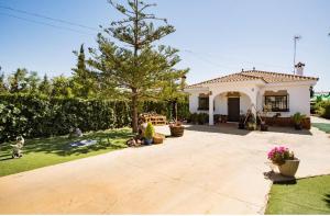 Κήπος έξω από το Guest house with shared pool.