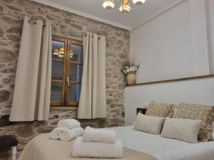 A bed or beds in a room at Casa Rural Betraunea