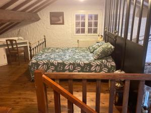 Albiès的住宿－Chalet 09，一间卧室配有一张床、一把椅子和一张桌子