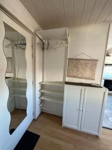 een lege kamer met een koelkast en planken bij Duplex F2 - proche GARE TGV in Mulhouse