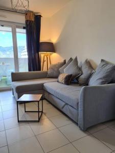 - un salon avec un canapé et une table dans l'établissement Aera, à Nice