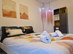 - une chambre avec un lit et des serviettes dans l'établissement Aera, à Nice
