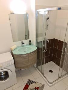 La salle de bains est pourvue d'une douche, d'un lavabo et de toilettes. dans l'établissement Aera, à Nice