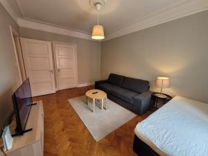 Home Inn FKG110 في ستوكهولم: غرفة معيشة مع سرير وأريكة