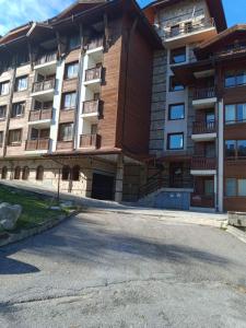 an empty parking lot in front of a building at Apartment Wintermärchen Bansko 4* in Bansko