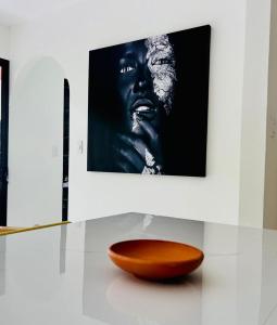 a bowl and a picture of a man on a wall at Deluxe Loft 1 BDR con linda vista in Puntarenas