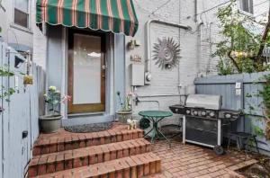 un patio avec un grill et une table à côté d'un bâtiment dans l'établissement Luxury Retreat: Villa Haven for Your Perfect Holiday, à Denver