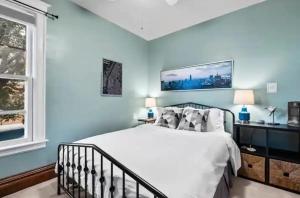 - une chambre avec un grand lit blanc et une fenêtre dans l'établissement Luxury Retreat: Villa Haven for Your Perfect Holiday, à Denver